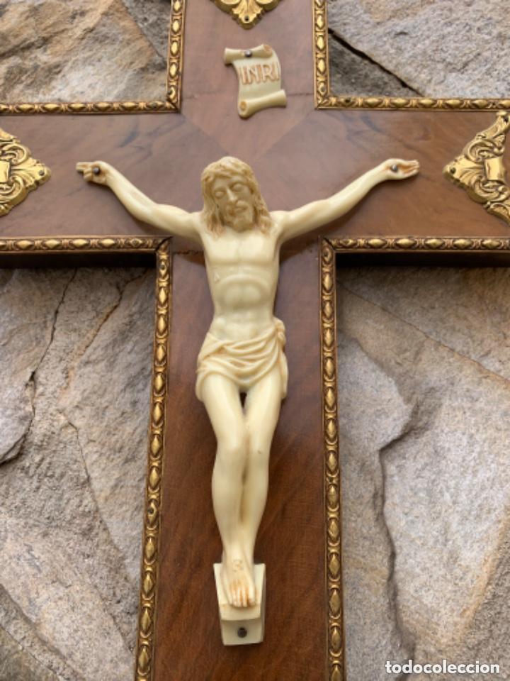 Antig&uuml;edades: CRUCIFIJO DE MADERA CON CRISTO DE CELULOIDE ANTIGUO - Foto 2