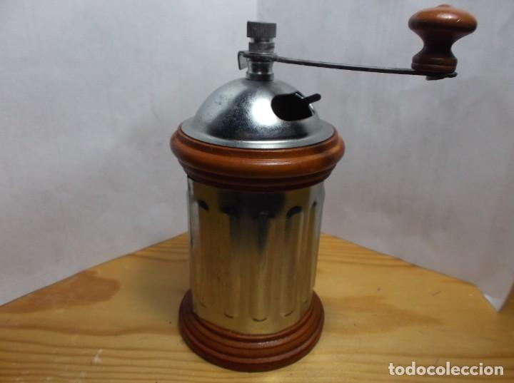 Antiques: 2 - MOLINILLO DE CAFE EN MINIATURA DE MADERA Y METAL.