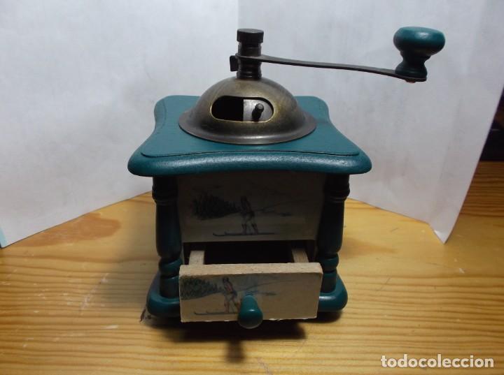 Antiques: 3 - MOLINILLO DE CAFE VERDE EN MINIATURA DE MADERA.