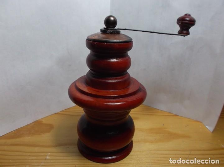 Antiques: 4 - MOLINILLO DE CAFE EN MINIATURA DE MADERA.