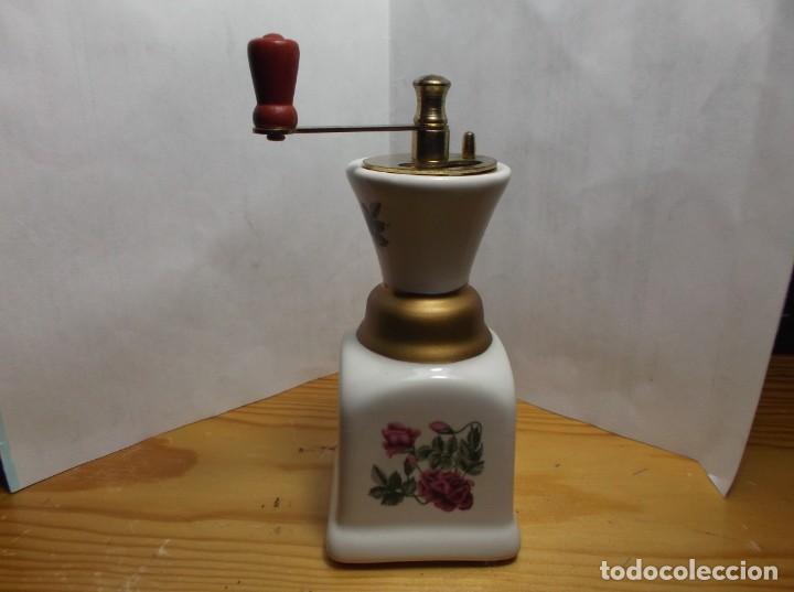 6 - MOLINILLO DE CAFE EN MINIATURA DE CERAMICA.