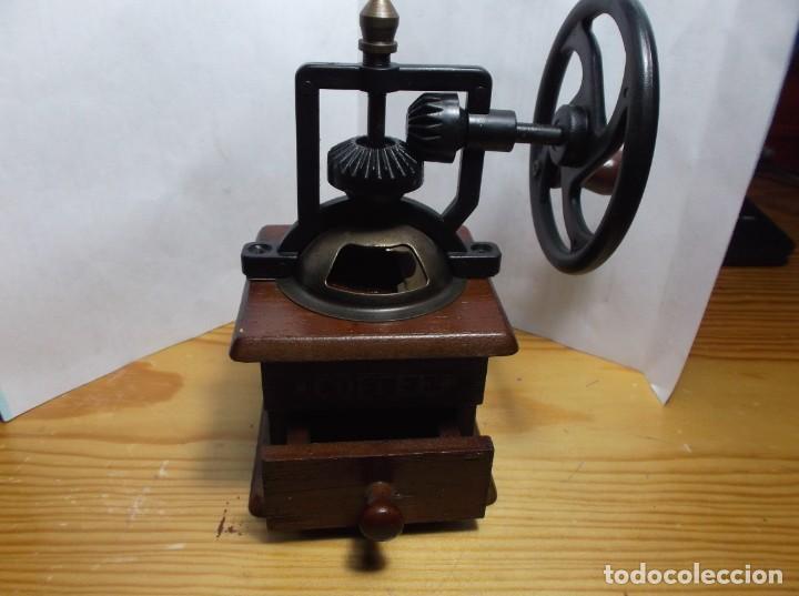 7 - MOLINILLO DE CAFE EN MINIATURA DE MADERA.
