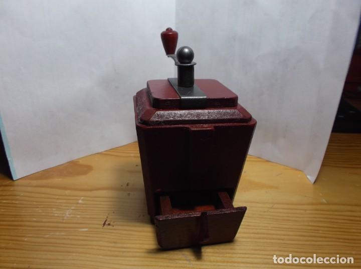 8 - MOLINILLO DE CAFE EN MINIATURA DE MADERA.