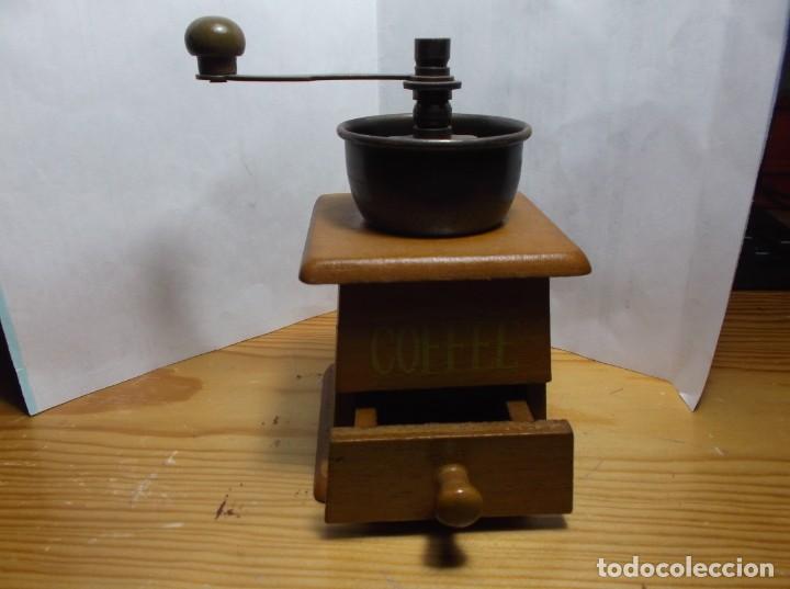 9 - MOLINILLO DE CAFE EN MINIATURA DE MADERA.