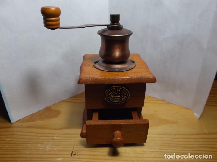 Antiquit&auml;ten: 10 - MOLINILLO DE CAFE EN MINIATURA DE MADERA.