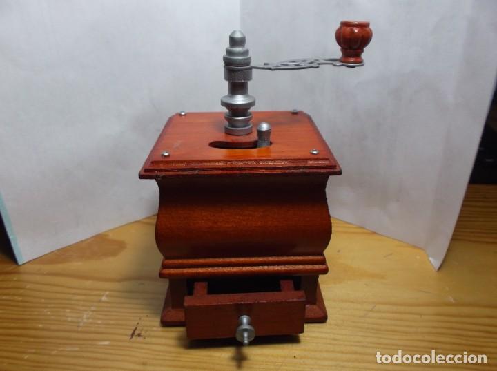 Antiquit&auml;ten: 11 - MOLINILLO DE CAFE EN MINIATURA DE MADERA.