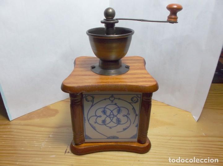 Antiques: 12 - MOLINILLO DE CAFE EN MINIATURA DE MADERA Y CERAMICA.