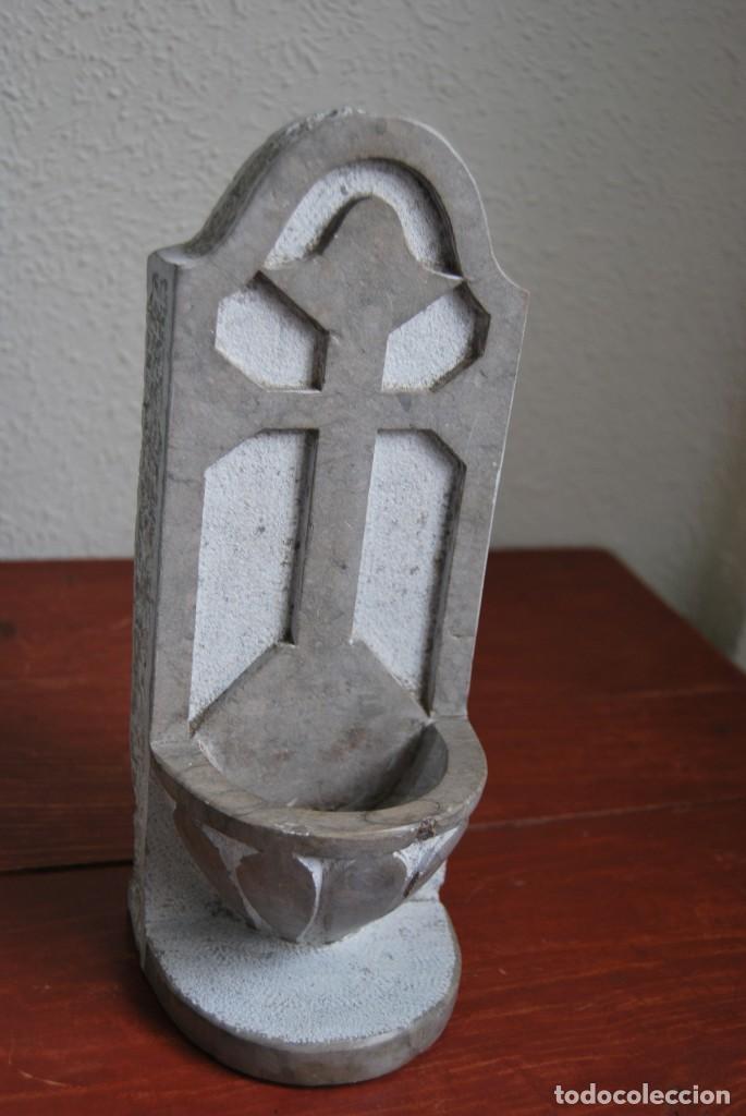 Antig&uuml;edades: ANTIGUA BENDITERA DE PIEDRA TALLADA - Foto 1