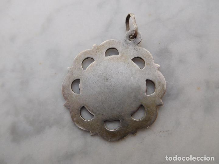 Antig&uuml;edades: Medalla de plata calada con virgen - Foto 2