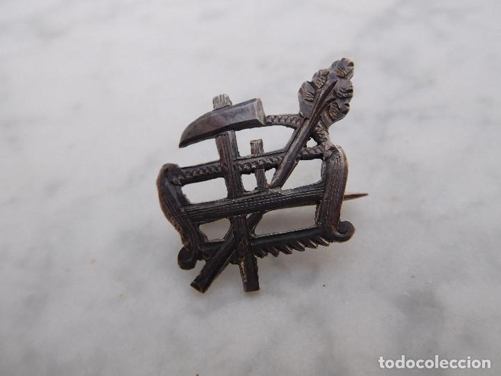 Antig&uuml;edades: Insignia de plata Montserrat - Foto 1
