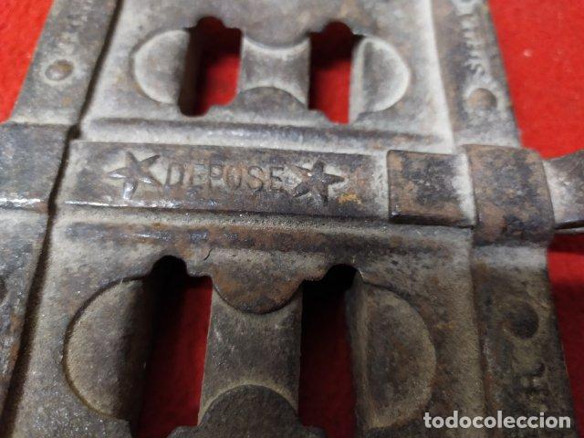 Antig&uuml;edades: ANTIGUO CEPILLO DE FORJA PARA CABALLO - Foto 2
