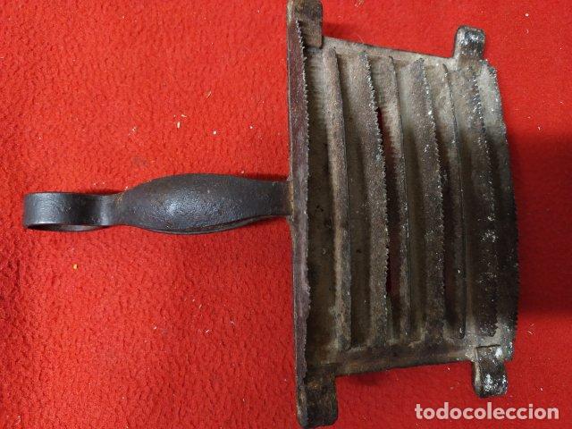 Antig&uuml;edades: ANTIGUO CEPILLO DE FORJA PARA CABALLO - Foto 3
