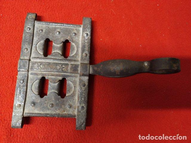 Antig&uuml;edades: ANTIGUO CEPILLO DE FORJA PARA CABALLO - Foto 1
