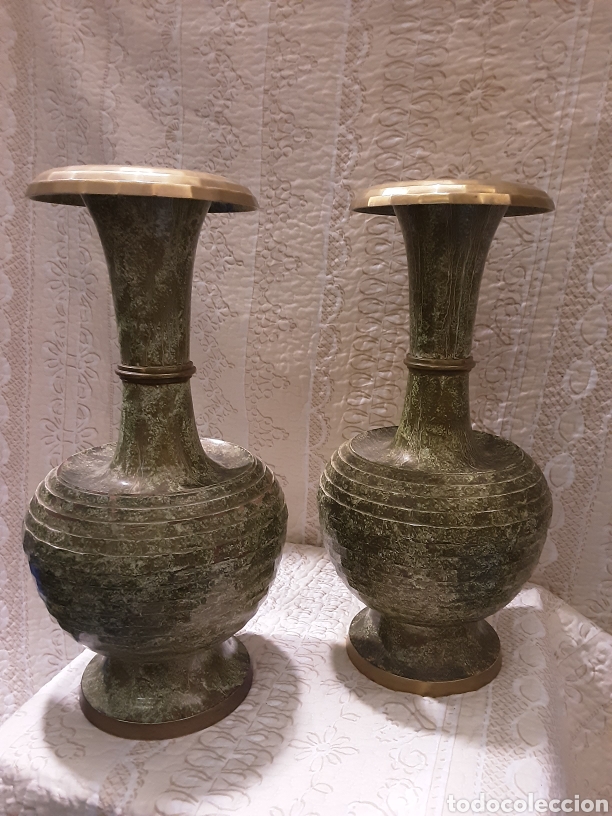 Antig&uuml;edades: Pareja de jarrones de bronce - Foto 1