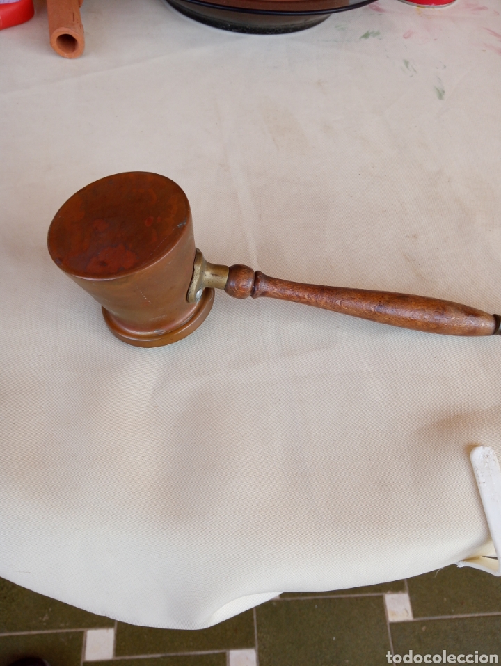 Antiguidades: **BONITO CAZITO DE COBRE O LATON CON GRAN MANGO DE MADERA. 18 cm EL MANGO, 6/6/5,5 cm EL CAZITO**