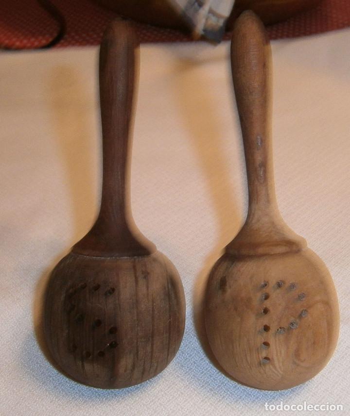Oggetti Antichi: salero y pimentero de madera forma de maracas
