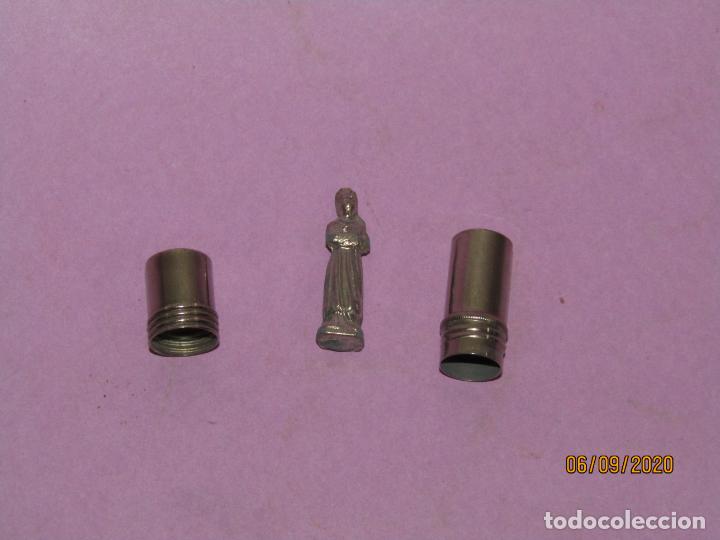 Antiquit&auml;ten: Antiguo Tubo Met&aacute;lico con Santo o Santa en su Interior