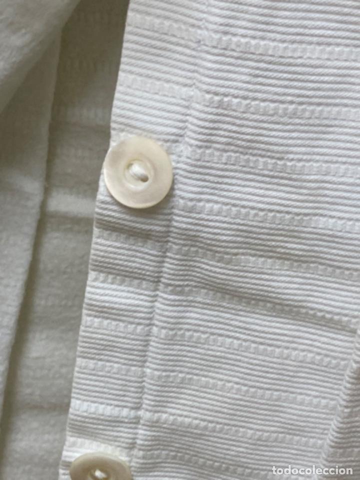 Antigüedades: Antiguo faldon bebe pique acolchado tira bordada ojales tiras impecable botones nacar - Foto 4 - 217272313