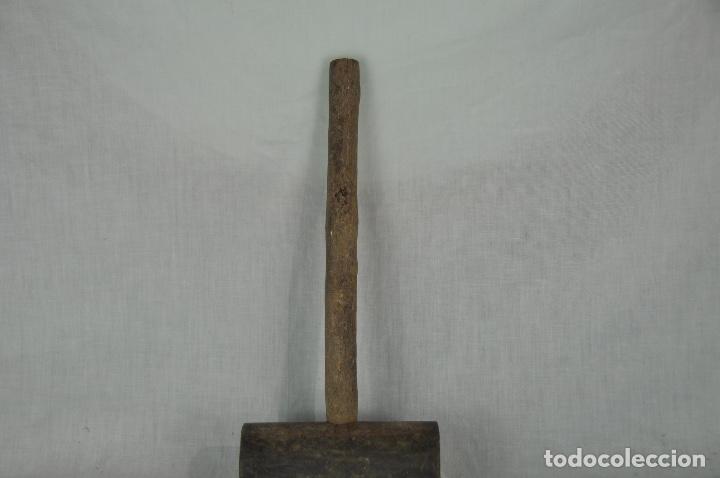 Antig&uuml;edades: Mazo de madera forma cilindro - Foto 3