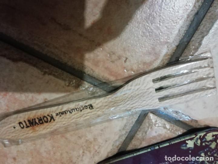 Oggetti Antichi: Antiguo tenedor cuberter&iacute;a de madera en su envoltorio, sin usar. Korynto Restaurante