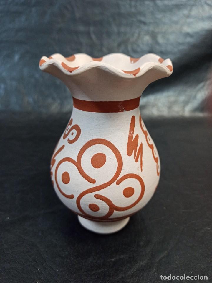 Antig&uuml;edades: Florero de barro policromado en ocre. Bell&oacute;n. C25 - Foto 3