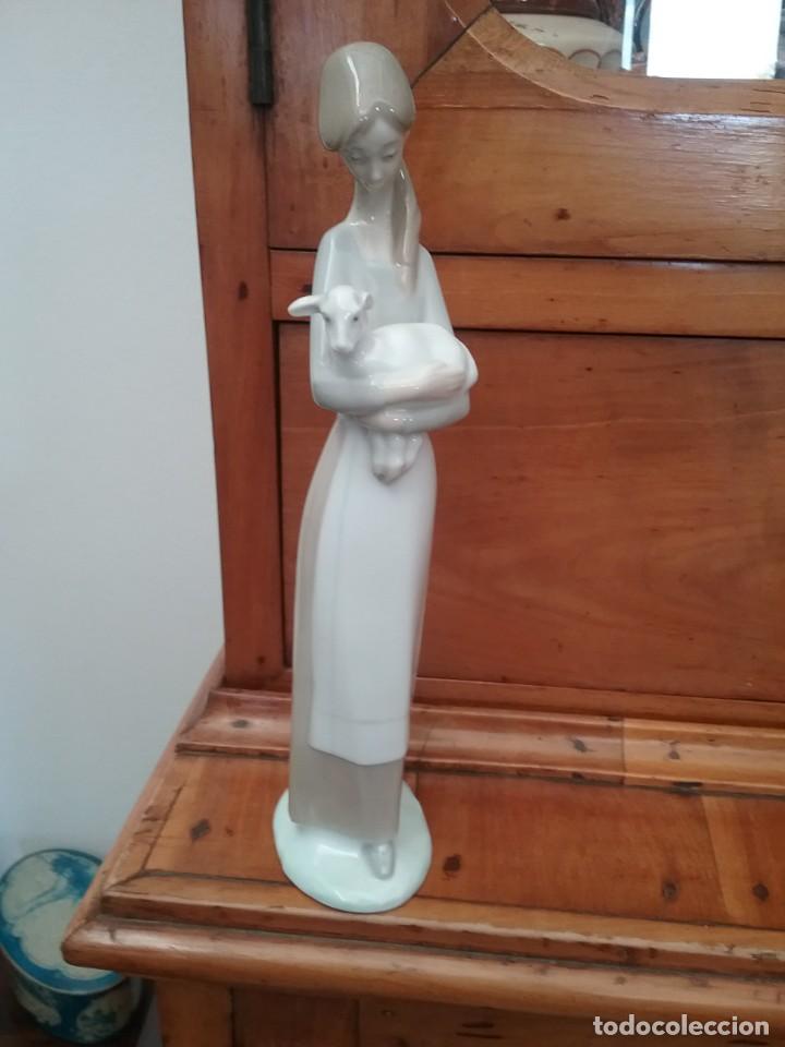 Antig&uuml;edades: Pastorcita con cordero de Lladro (83) - Foto 1