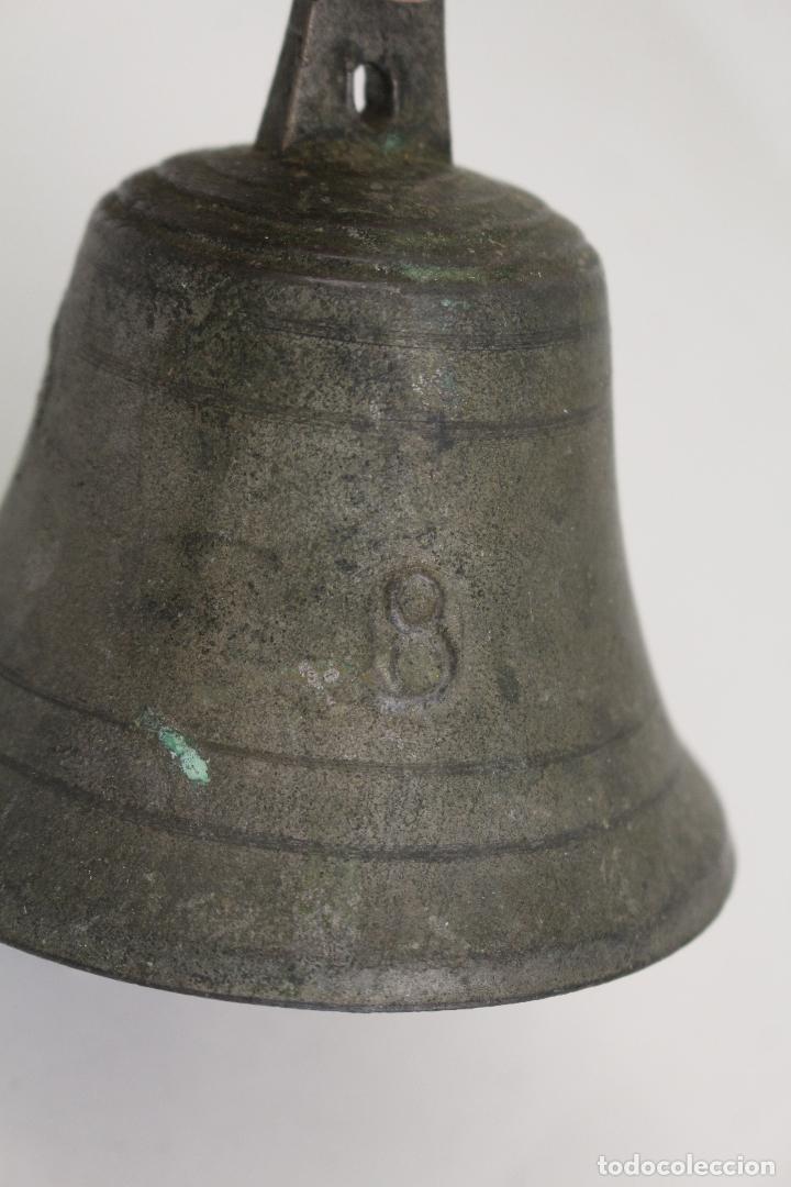 Antig&uuml;edades: campana de bronce CON ANCLA grabada - Foto 3
