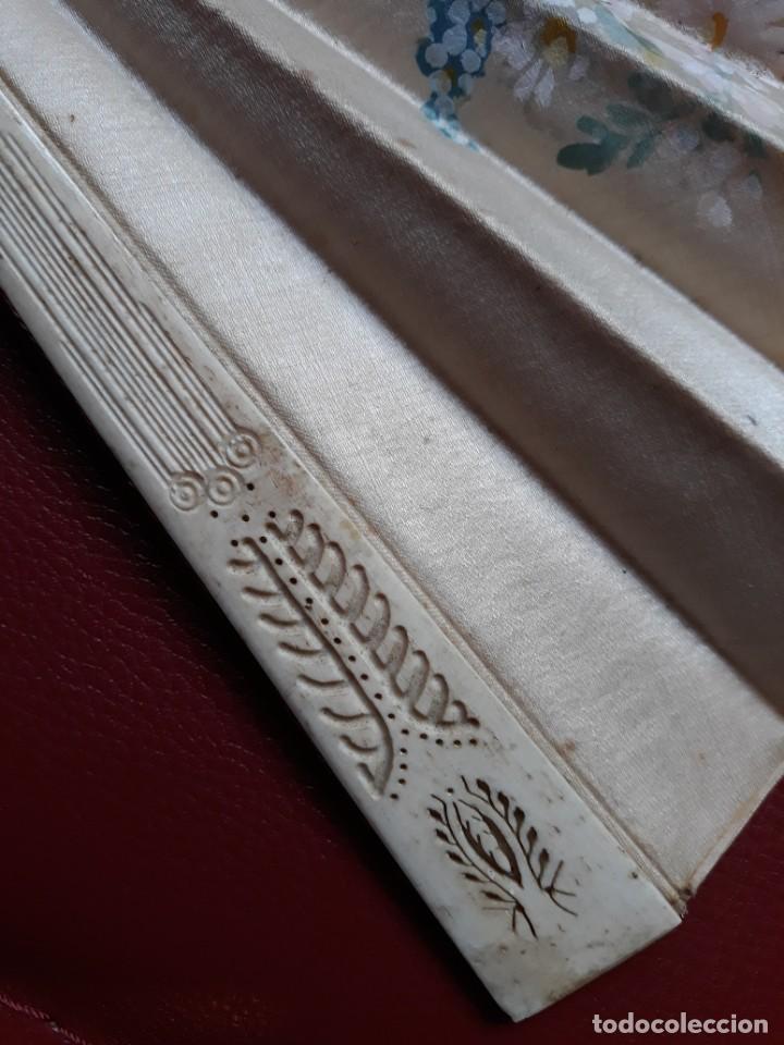 Antigüedades: Abanico de seda pintado a mano con varillas de hueso. Siglo XIX - Foto 5 - 217618213