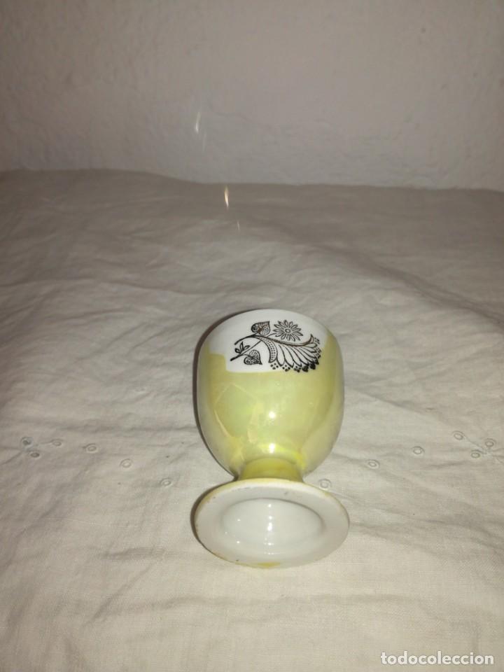 Antig&uuml;edades: Huevera de porcelana nacarada - Foto 3
