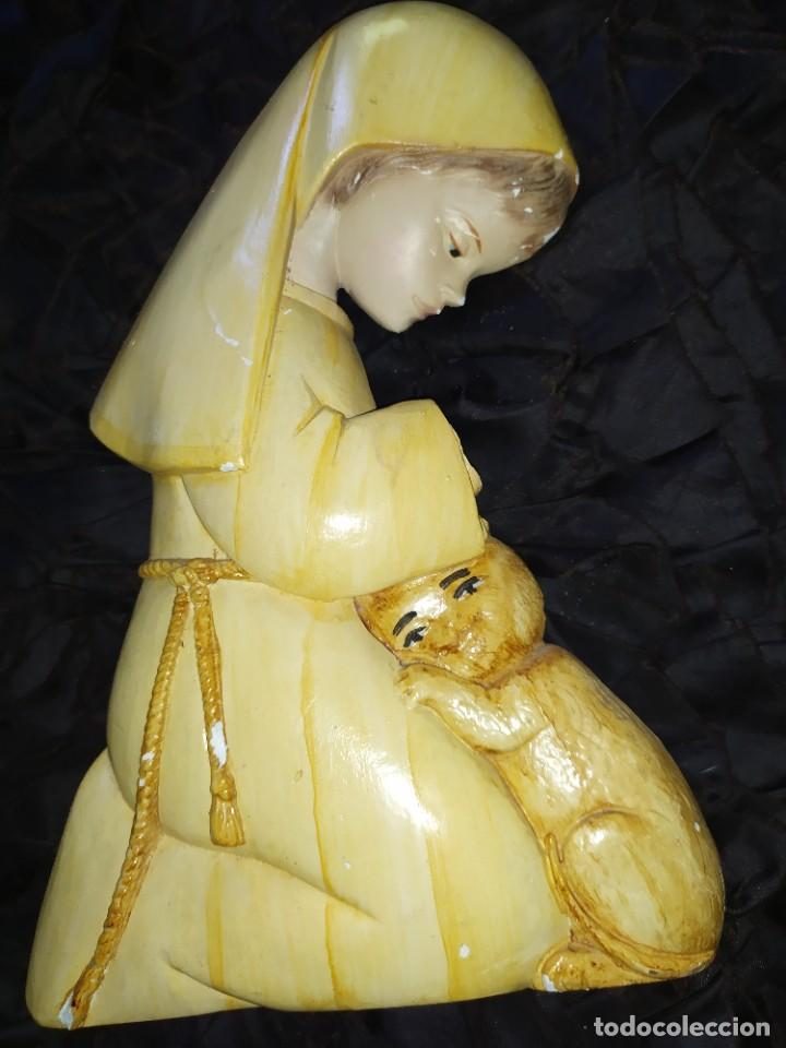 Oggetti Antichi: VIRGEN MONJA? CON GATO? PERRO? ESCAYOLA COLGAR PARED VINTAGE ANTIGUO RESTAURAR
