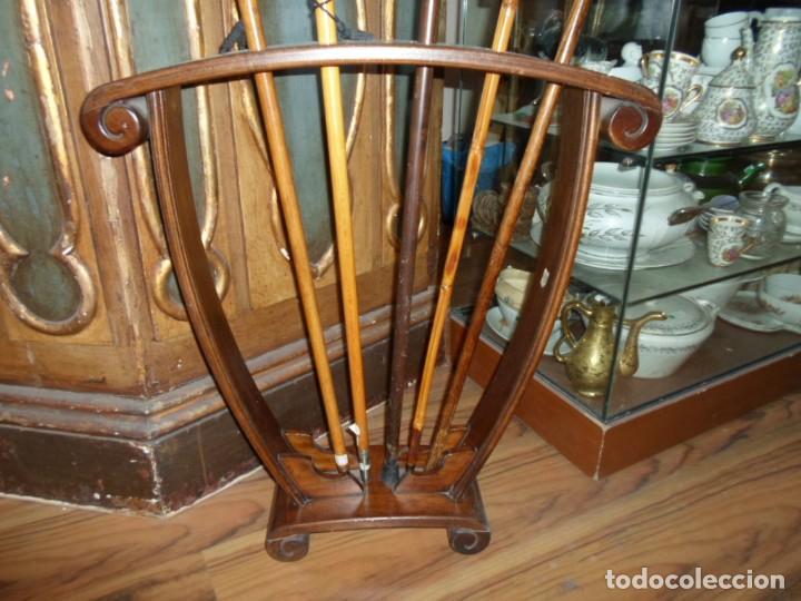 Antig&uuml;edades: Original bastonera antigua de madera para 6 bastones medida 84 X 60 X 12 cm.