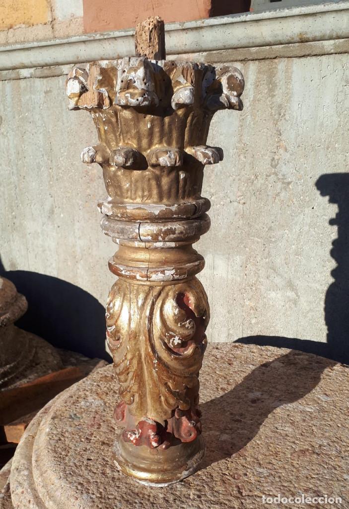 Antig&uuml;edades: Columna de nogal tallada y policromada, con capitel.