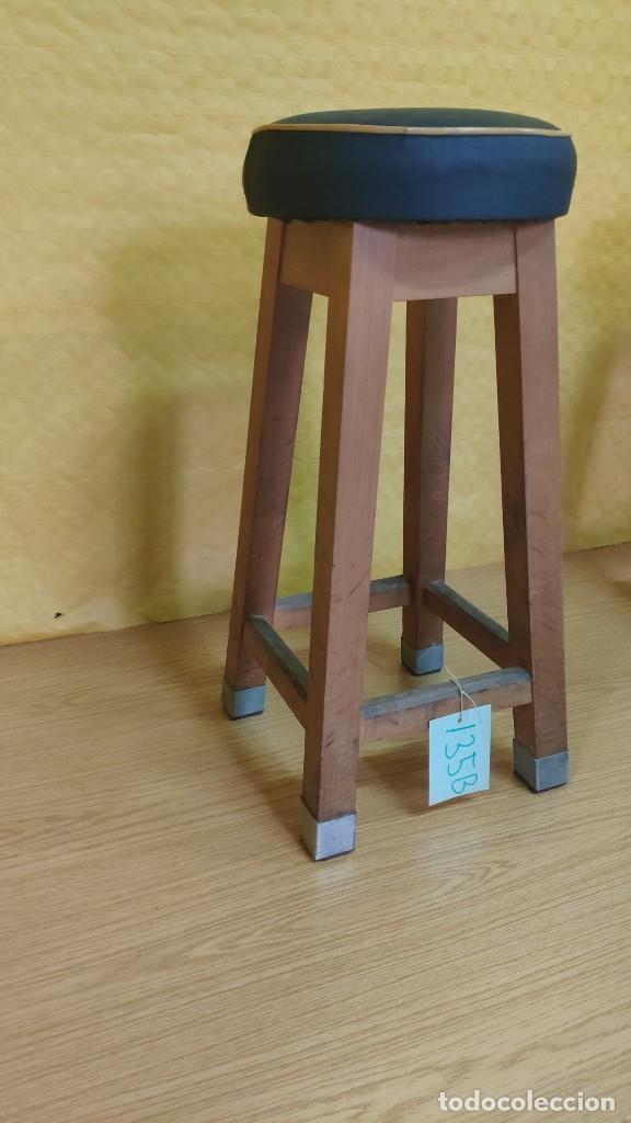 Antig&uuml;edades: TABURETE EN MADERA Y ASIENTO TAPIZADO, 6000-135B - Foto 2