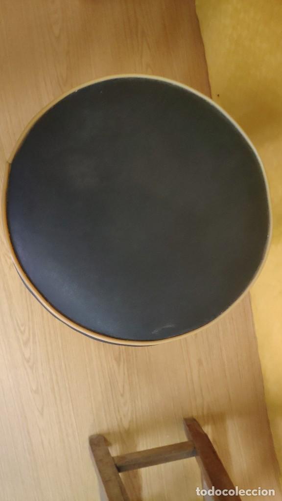 Antig&uuml;edades: TABURETE EN MADERA Y ASIENTO TAPIZADO, 6000-135B - Foto 3