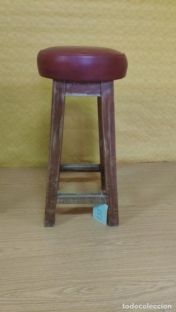 Antig&uuml;edades: TABURETE EN MADERA Y ASIENTO TAPIZADO, 6000-135A - Foto 1