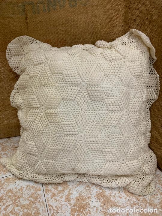 Oggetti Antichi: Encantador cojin antiguo, Mide aprox 45x45cms. Absolutamente vintage. En buen estado