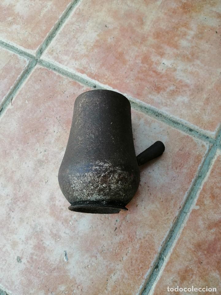 Antig&uuml;edades: ANTIGUA CHOCOLATERA DE HIERRO CON MANGO DE MADERA - PPOS 1900 - - Foto 1