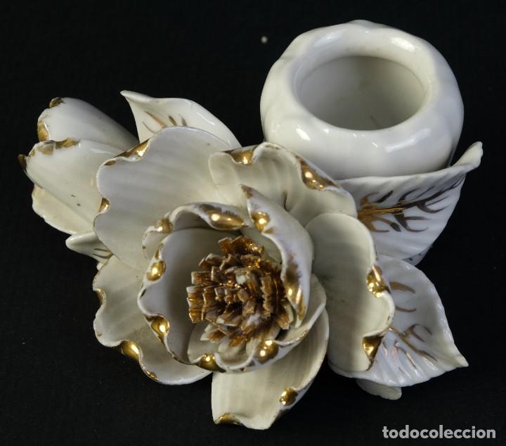 Antig&uuml;edades: Candelero en porcelana con forma de rosa - Foto 1