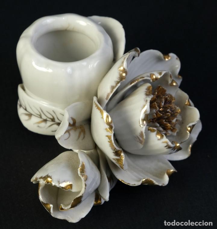 Antig&uuml;edades: Candelero en porcelana con forma de rosa - Foto 2