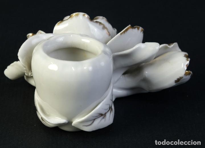 Antig&uuml;edades: Candelero en porcelana con forma de rosa - Foto 3