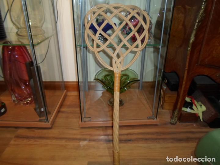 Antiguidades: Antiguo azotador de alfombras de mimbre medida 66 X 25 cm. buen estado