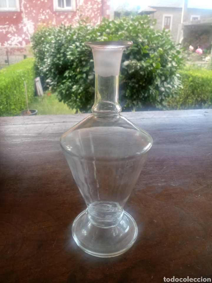 Antig&uuml;edades: Licorera de cristal liso y 6 copitas - Foto 2