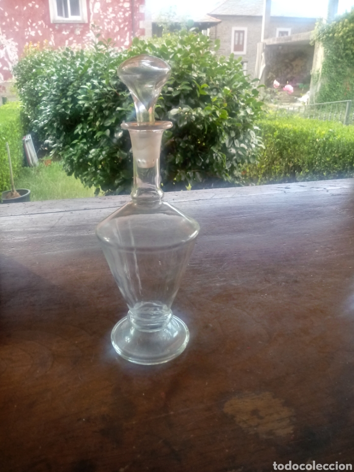 Antig&uuml;edades: Licorera de cristal liso y 6 copitas - Foto 3