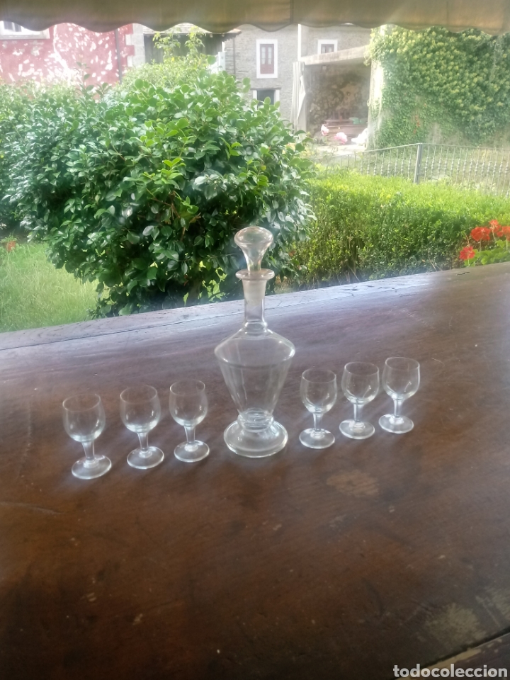 Antig&uuml;edades: Licorera de cristal liso y 6 copitas - Foto 1