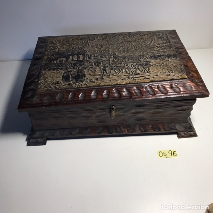 Antig&uuml;edades: ANTIGUO COFRE DE MADERA TALLADO MANO - Foto 1