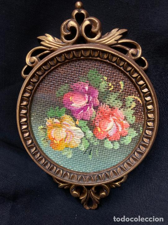 Oggetti Antichi: Precioso cuadro o roseton pintado a mano sobre tablex, mide unos 9cms de diametro x 14cms de alto