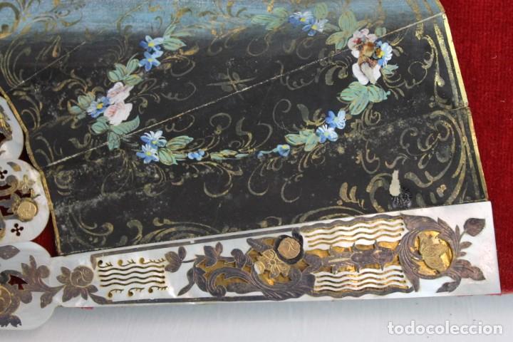 Antigüedades: Magnífico abanico madre perla tallada a mano escena romántica y pais pintado a mano siglo XVIII - Foto 11 - 218281727