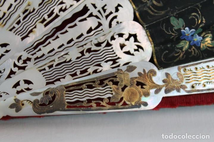 Antigüedades: Magnífico abanico madre perla tallada a mano escena romántica y pais pintado a mano siglo XVIII - Foto 17 - 218281727