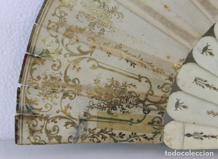 Antigüedades: Abanico en hueso tallado y decorado con plata, pais escena litografiada y pintada a mano siglo XIX - Foto 9 - 218425288