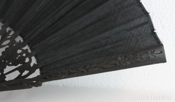 Antigüedades: Abanico modernista en madera tallada con motivo vegetal y tela negra de principios del siglo XX - Foto 7 - 218426481